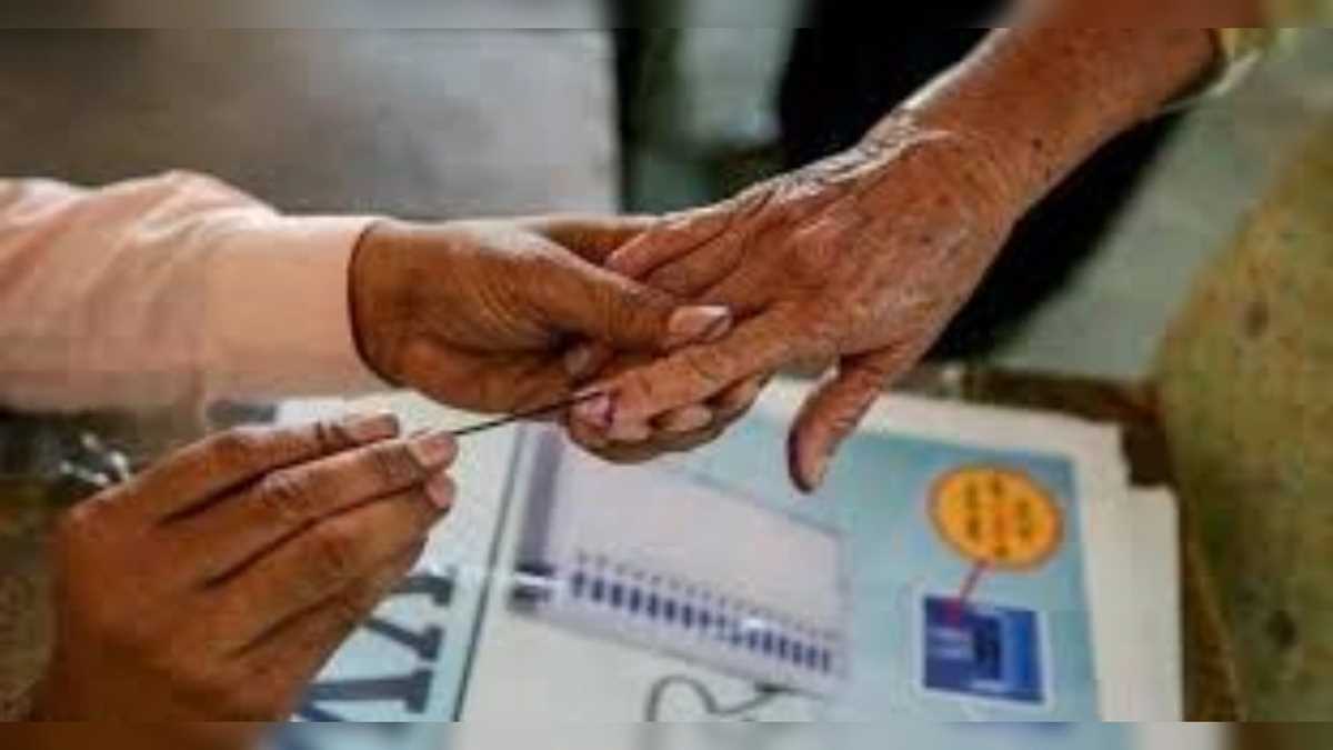 बिहार की चार विधानसभा सीटों पर मतदान जारी, सुरक्षा के कड़े प्रबंध बिहार की चार विधानसभा सीटों पर मतदान जारी, सुरक्षा के कड़े प्रबंध